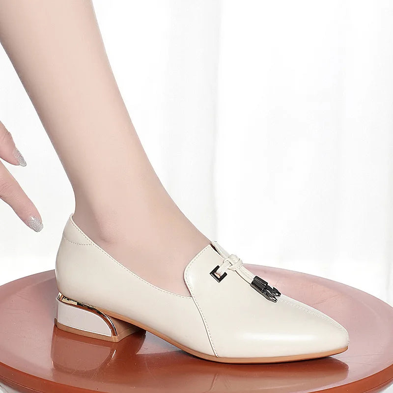 Sapatos de mãe de couro macio estilo outono sapatos femininos de meia-idade e idosos confortáveis sapatos de sola macia sem raspar pés