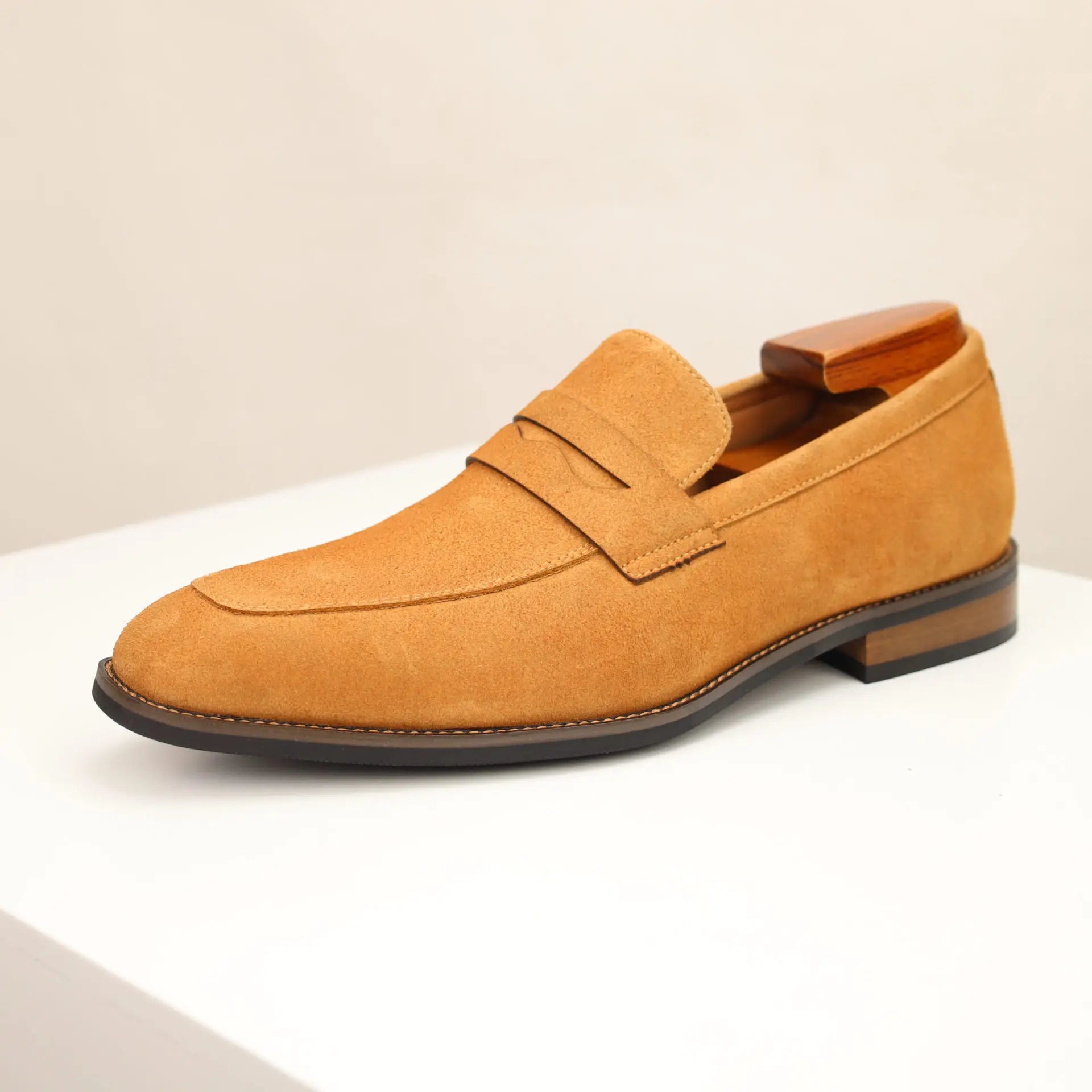 Marca masculina camurça mocassins de couro de vaca sapatos retro deslizamento-on sapatos formais masculinos sapatos de casamento
