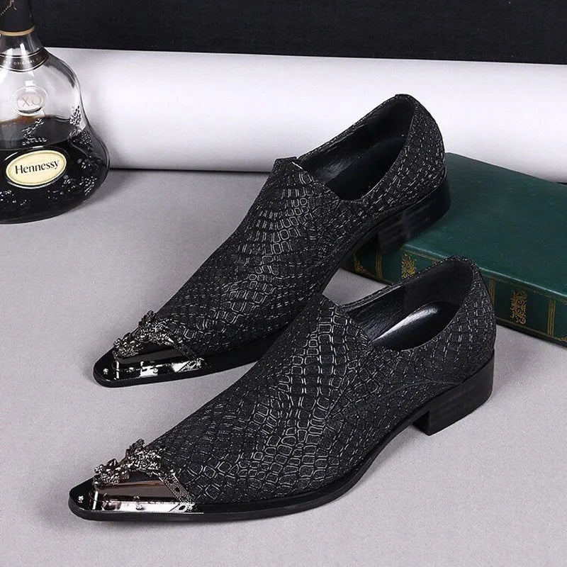 Mocassins britânicos de couro envernizado para homens, sapatos italianos deslizantes, sapatos de vestido marrom, novos, 2024