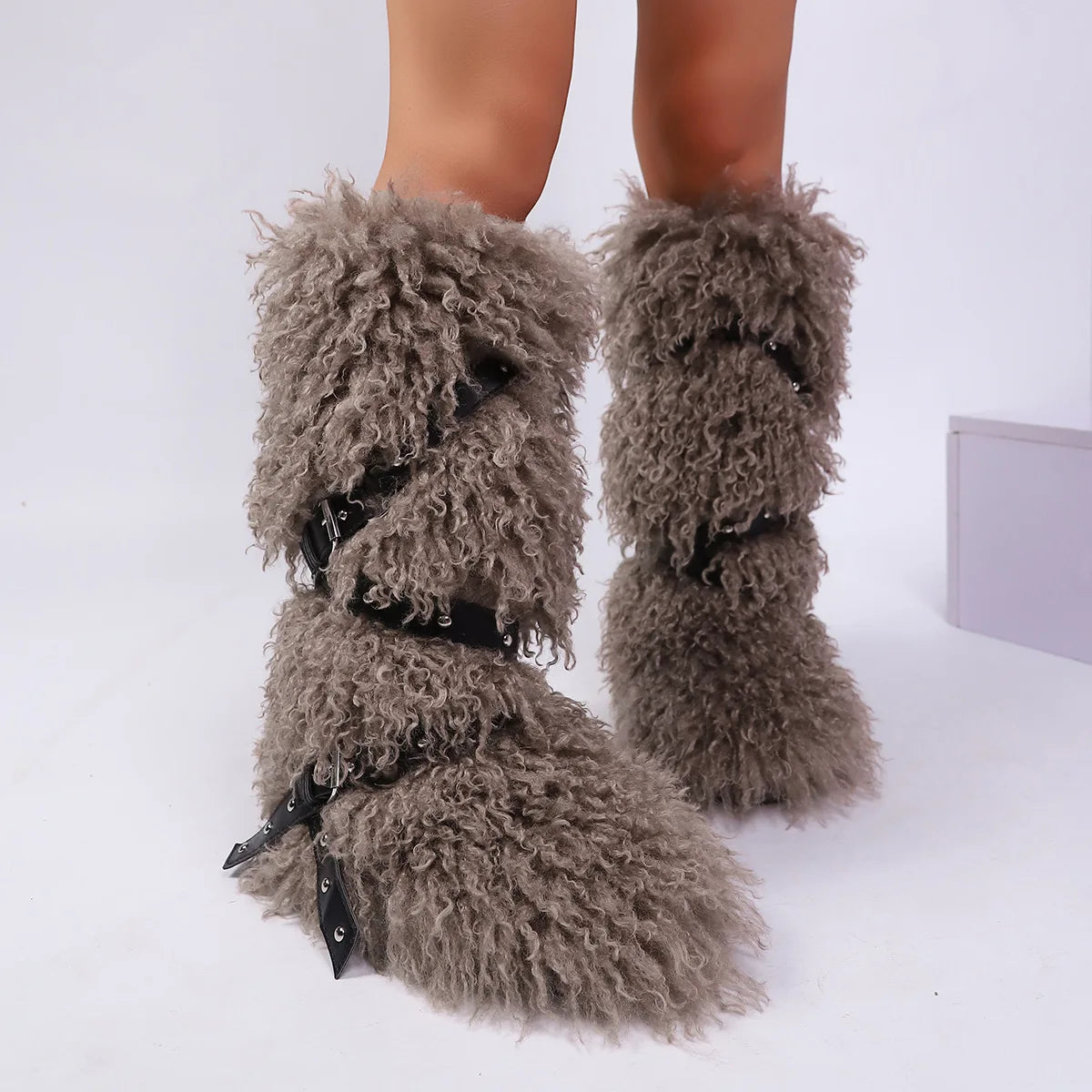 Botas femininas felpudas até o joelho |   Calçado de inverno com detalhes multi-fivela, texturas de leopardo e shearling