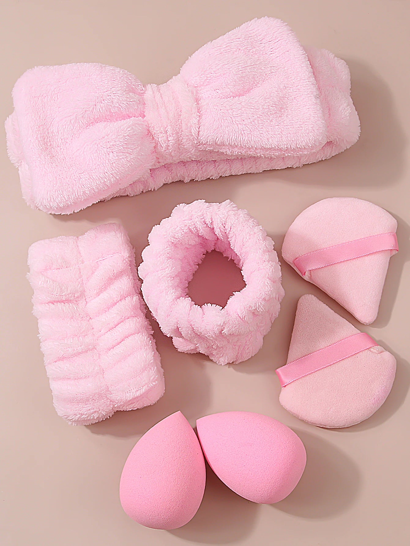 17 pçs conjunto de escova de maquiagem rosa, escova facial multifuncional + faixa de cabelo macio pulseira + esponja fina ovo triangular pó puff