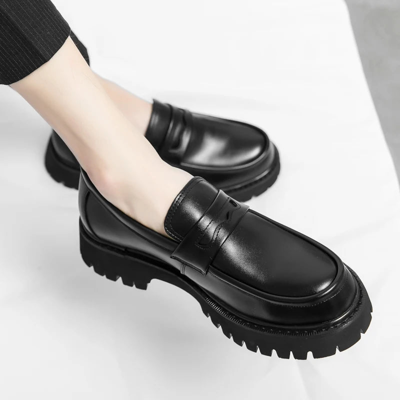 O homem da marca de luxo britânico clássico apontou sapatos vestido dos homens couro patente preto sapatos de casamento oxford sapatos formais moda brilhante