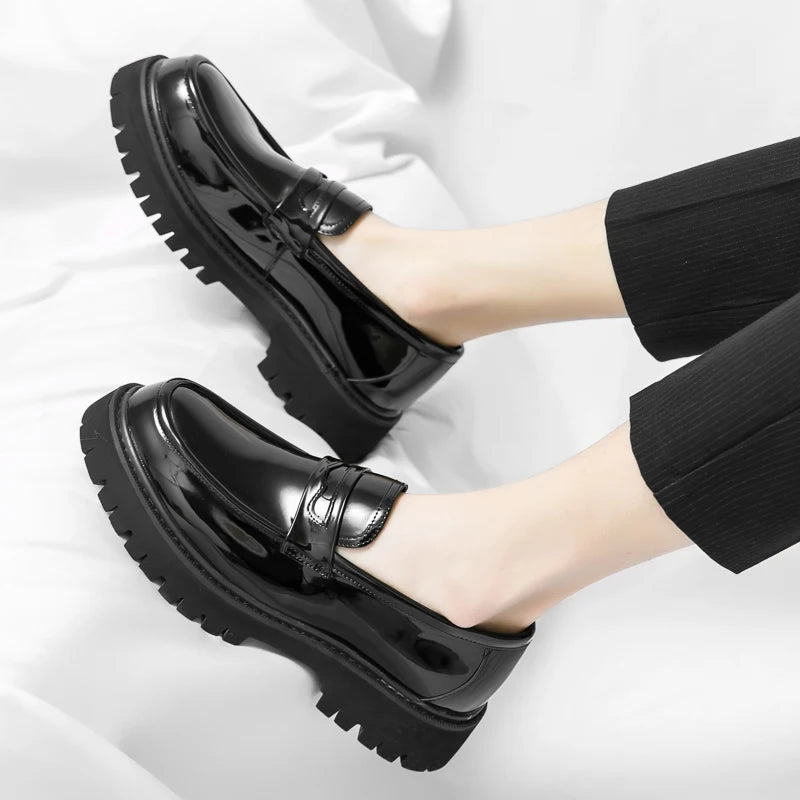 O homem da marca de luxo britânico clássico apontou sapatos vestido dos homens couro patente preto sapatos de casamento oxford sapatos formais moda brilhante