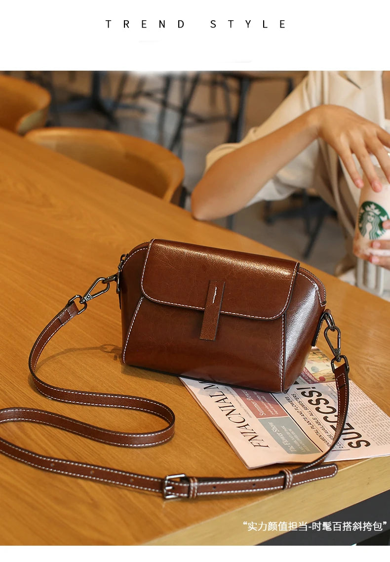 Bolsa transversal pequena de couro legítimo com acabamento em cera de óleo para mulher, bolsa fashion versátil em formato de concha, bolsa casual para celular.