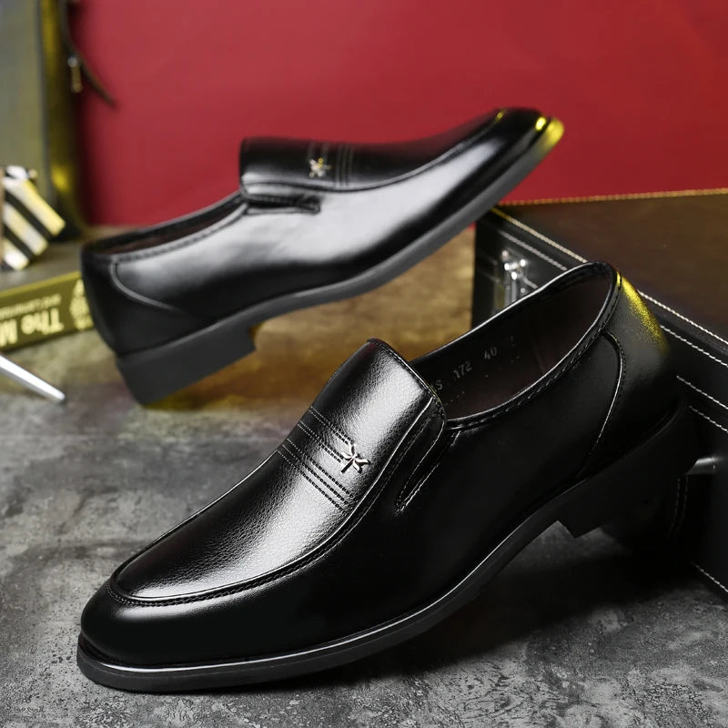 Sapatos casuais masculinos de couro de alta qualidade, confortáveis, leves, mocassins formais, sapatos respiráveis, sem cadarço, para dirigir