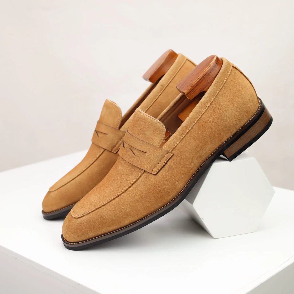 Marca masculina camurça mocassins de couro de vaca sapatos retro deslizamento-on sapatos formais masculinos sapatos de casamento