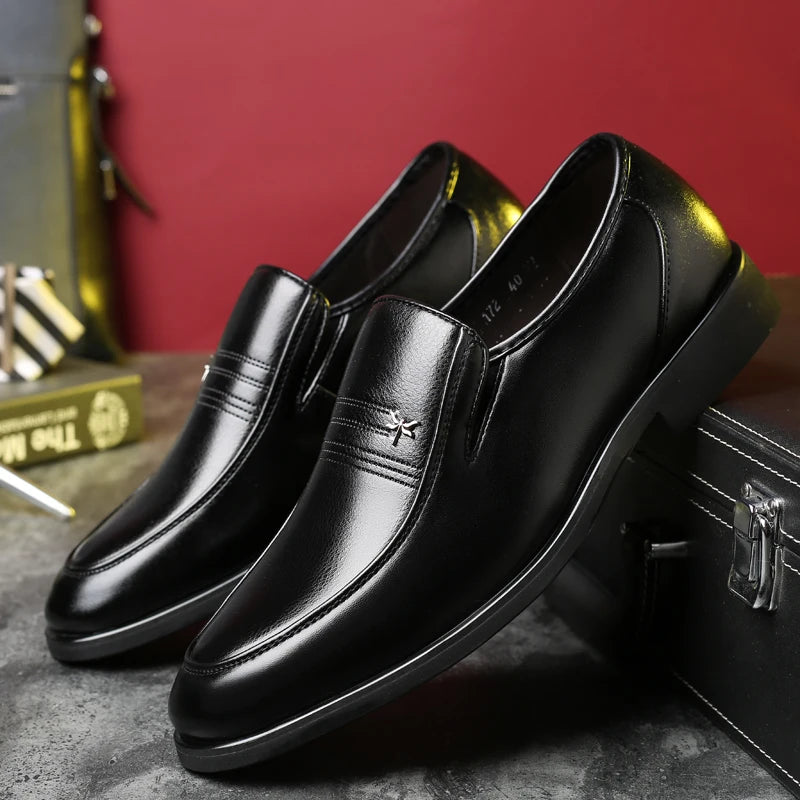 Sapatos casuais masculinos de couro de alta qualidade, confortáveis, leves, mocassins formais, sapatos respiráveis, sem cadarço, para dirigir