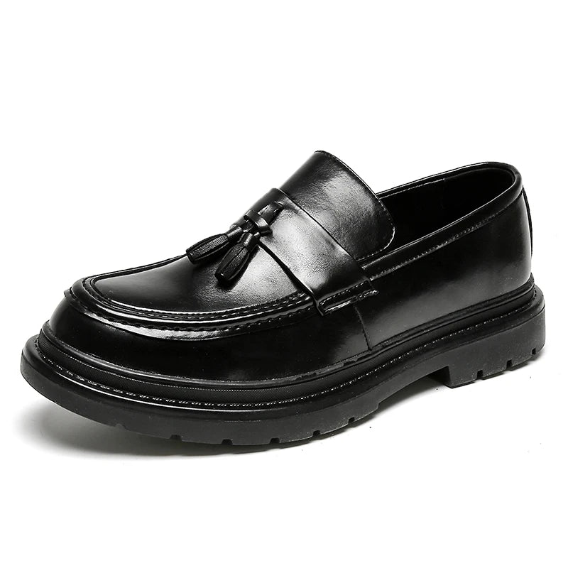 O homem da marca de luxo britânico clássico apontou sapatos vestido dos homens couro patente preto sapatos de casamento oxford sapatos formais moda brilhante