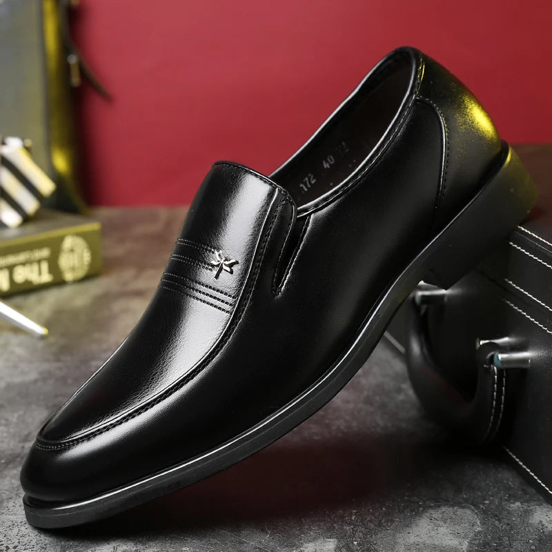 Sapatos casuais masculinos de couro de alta qualidade, confortáveis, leves, mocassins formais, sapatos respiráveis, sem cadarço, para dirigir