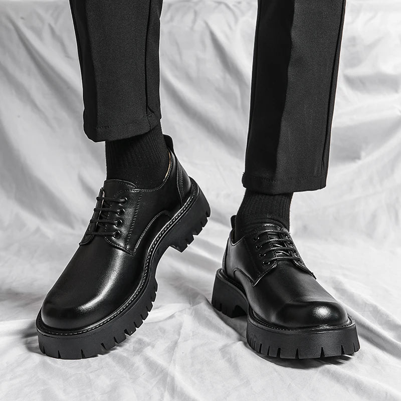 O homem da marca de luxo britânico clássico apontou sapatos vestido dos homens couro patente preto sapatos de casamento oxford sapatos formais moda brilhante