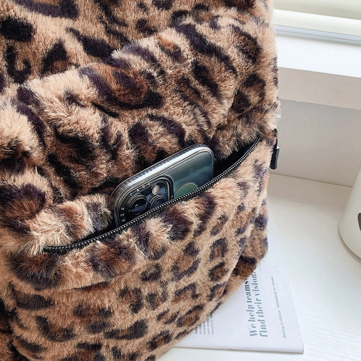 Mochila feminina luxuosa com estampa de leopardo, padrão marrom, vários bolsos, grande capacidade, material de pelúcia, zíper, alças ajustáveis, deslocamento