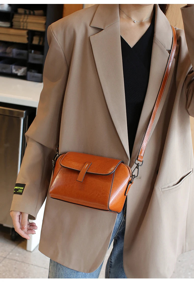 Bolsa transversal pequena de couro legítimo com acabamento em cera de óleo para mulher, bolsa fashion versátil em formato de concha, bolsa casual para celular.