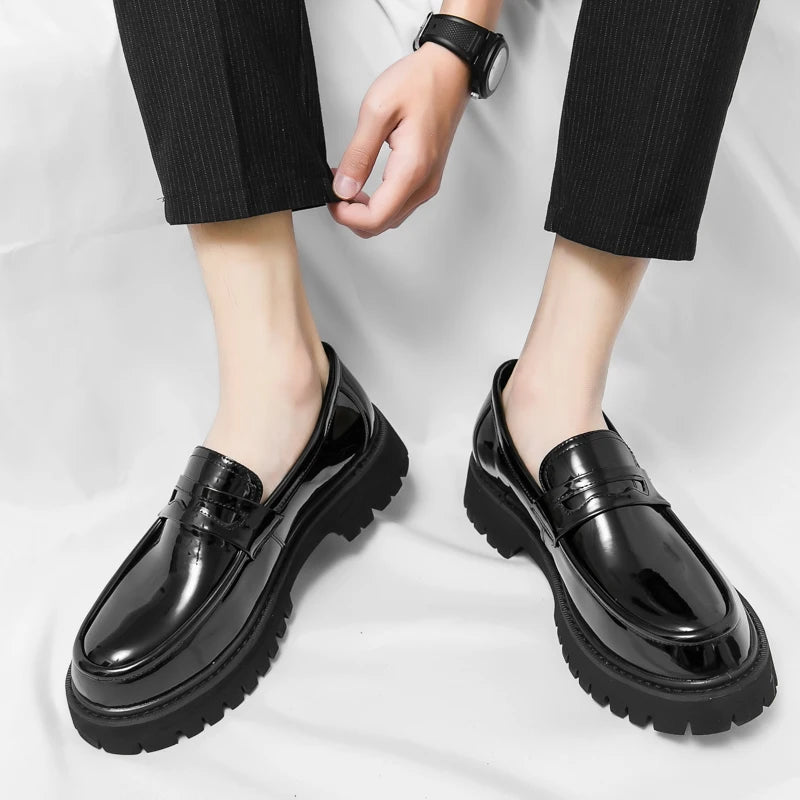 O homem da marca de luxo britânico clássico apontou sapatos vestido dos homens couro patente preto sapatos de casamento oxford sapatos formais moda brilhante