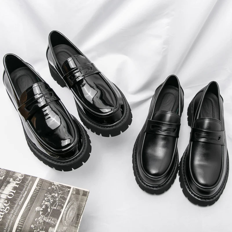 O homem da marca de luxo britânico clássico apontou sapatos vestido dos homens couro patente preto sapatos de casamento oxford sapatos formais moda brilhante