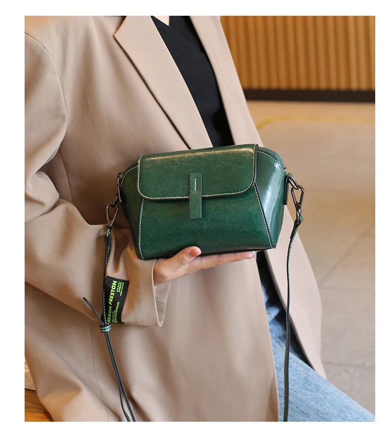Bolsa transversal pequena de couro legítimo com acabamento em cera de óleo para mulher, bolsa fashion versátil em formato de concha, bolsa casual para celular.