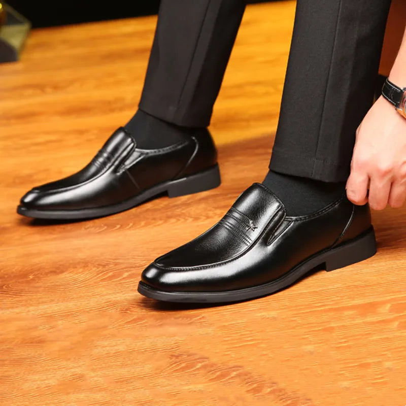 Sapatos casuais masculinos de couro de alta qualidade, confortáveis, leves, mocassins formais, sapatos respiráveis, sem cadarço, para dirigir