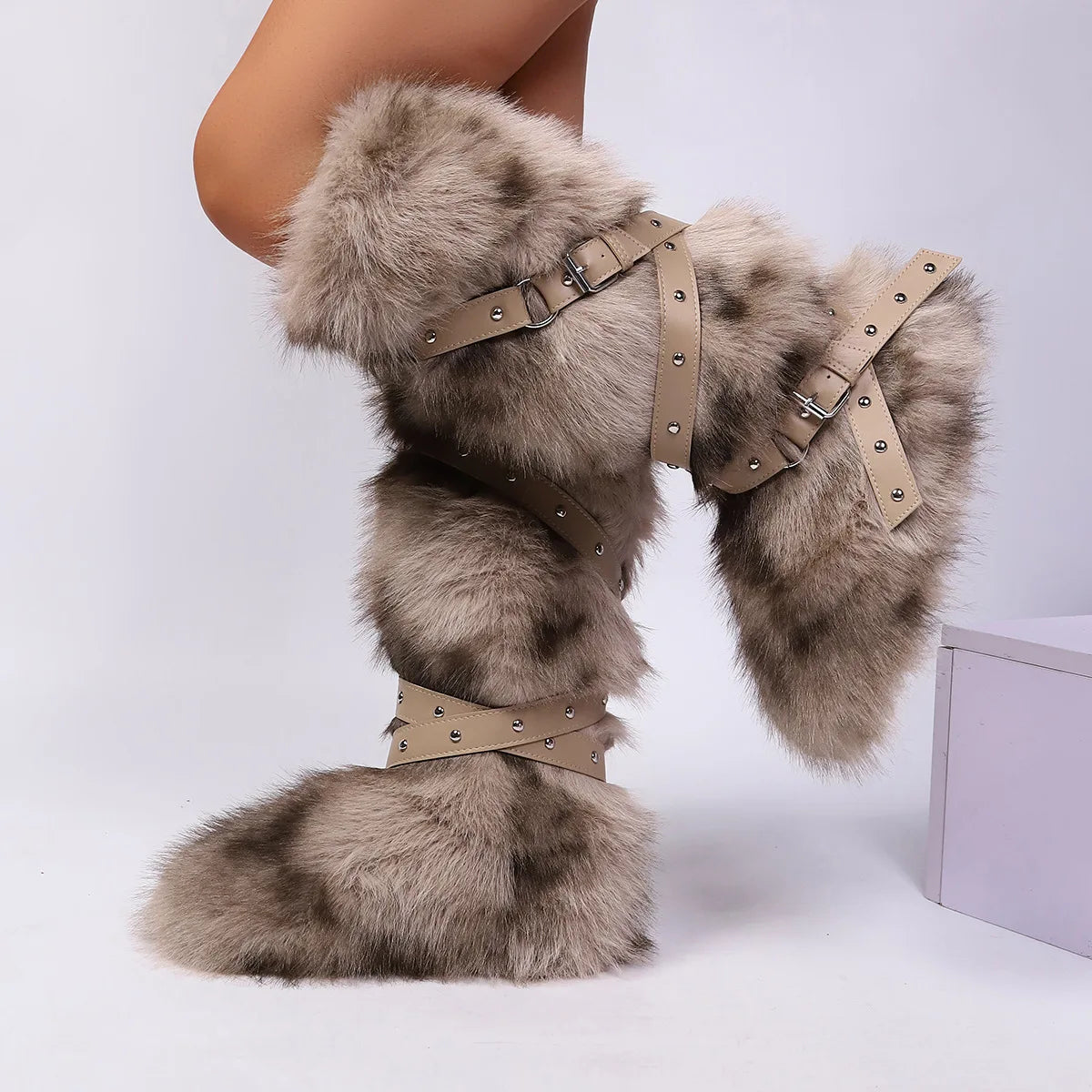 Botas femininas felpudas até o joelho |   Calçado de inverno com detalhes multi-fivela, texturas de leopardo e shearling