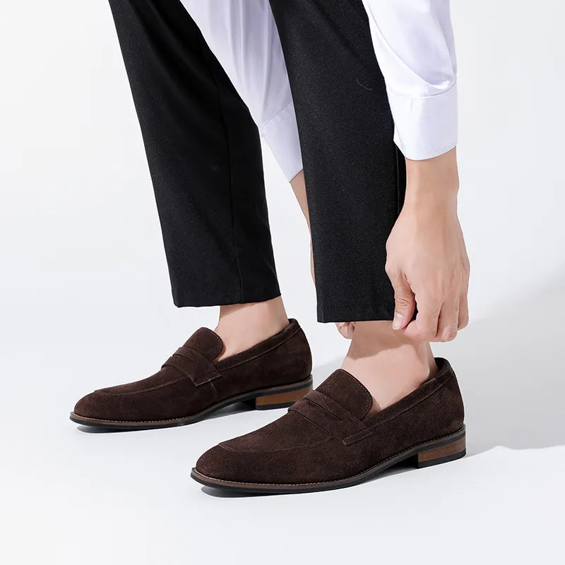 Marca masculina camurça mocassins de couro de vaca sapatos retro deslizamento-on sapatos formais masculinos sapatos de casamento