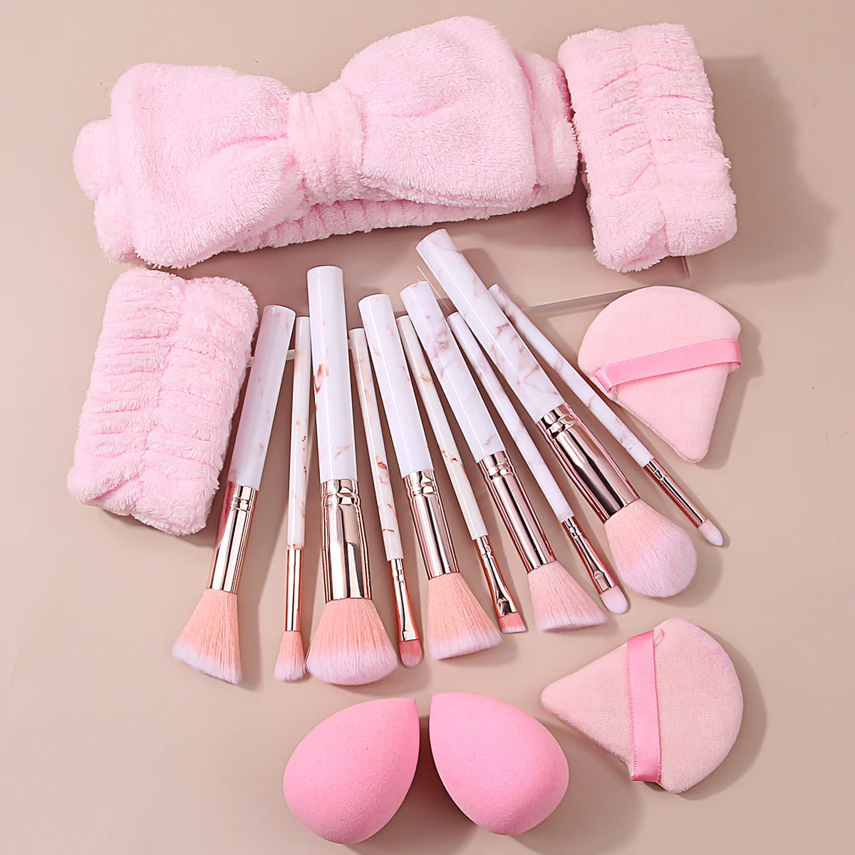 17 pçs conjunto de escova de maquiagem rosa, escova facial multifuncional + faixa de cabelo macio pulseira + esponja fina ovo triangular pó puff