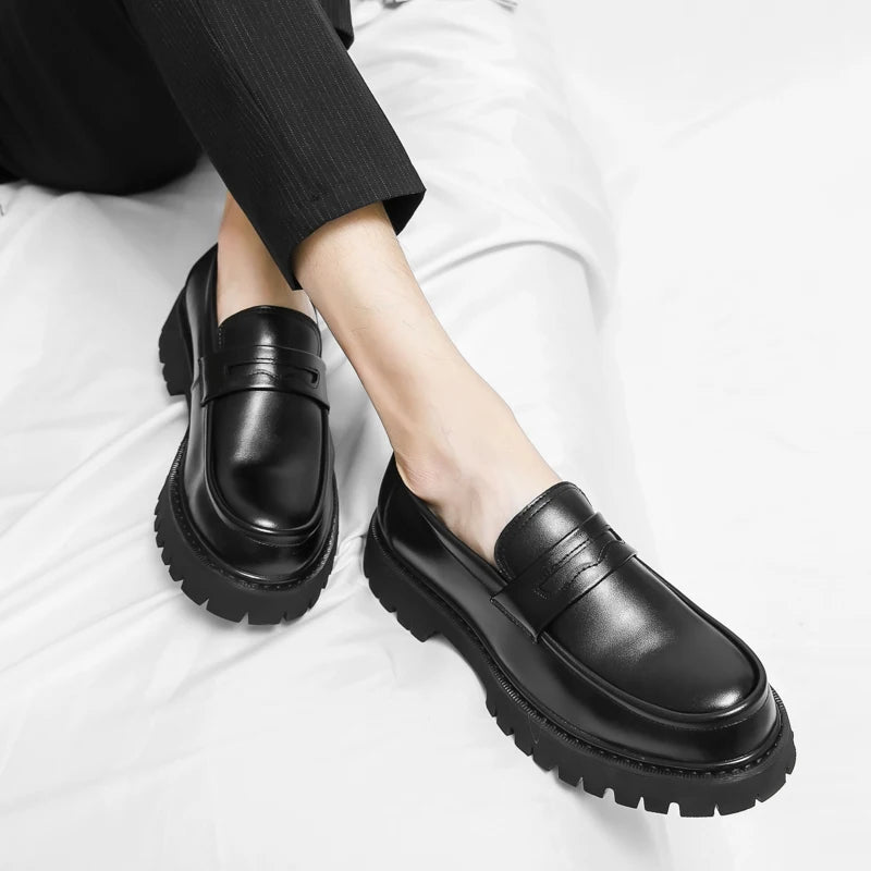 O homem da marca de luxo britânico clássico apontou sapatos vestido dos homens couro patente preto sapatos de casamento oxford sapatos formais moda brilhante