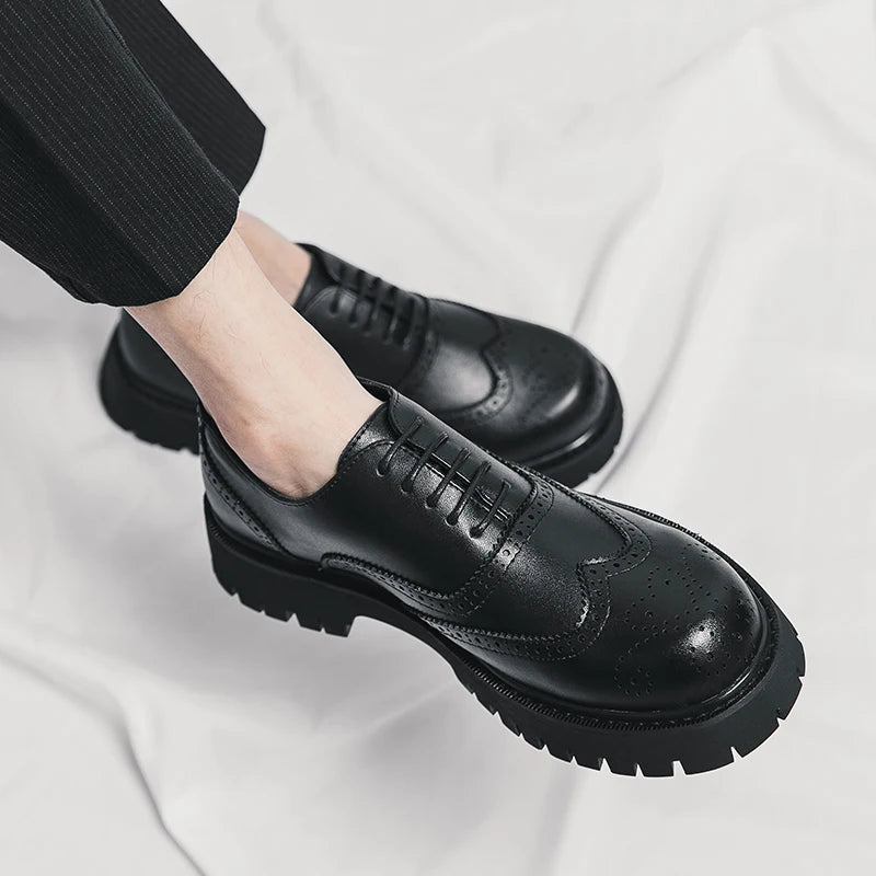 O homem da marca de luxo britânico clássico apontou sapatos vestido dos homens couro patente preto sapatos de casamento oxford sapatos formais moda brilhante