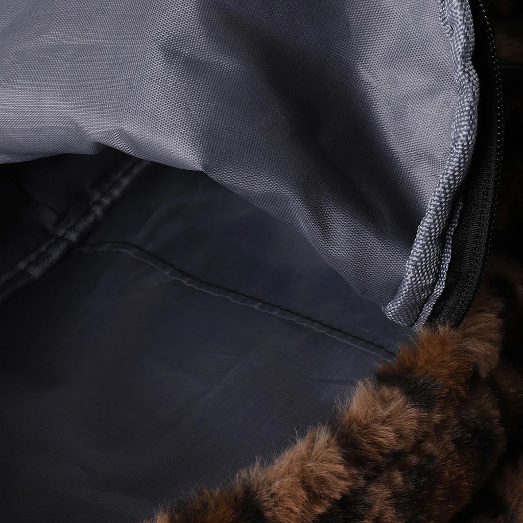 Mochila feminina luxuosa com estampa de leopardo, padrão marrom, vários bolsos, grande capacidade, material de pelúcia, zíper, alças ajustáveis, deslocamento