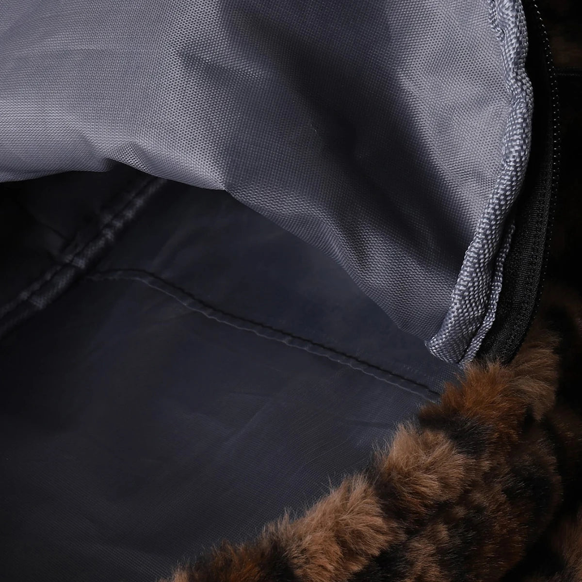Mochila feminina luxuosa com estampa de leopardo, padrão marrom, vários bolsos, grande capacidade, material de pelúcia, zíper, alças ajustáveis, deslocamento