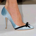 Dedo do pé apontado bombas de cetim azul com arco preto decoração saltos stiletto verão moda feminina vestido casual sandálias clássicas sola de borracha