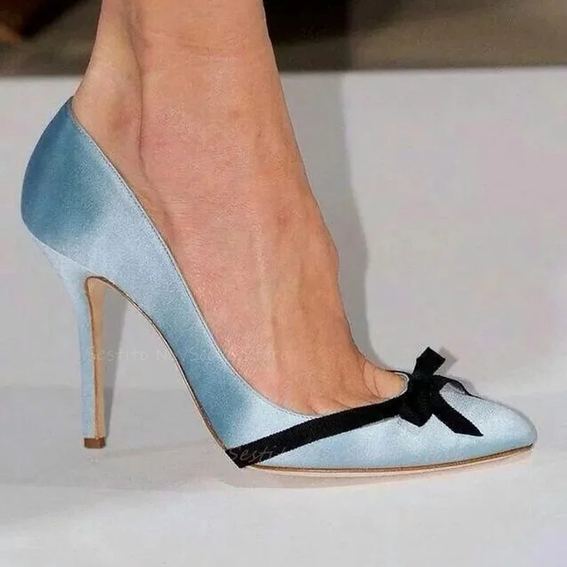 Dedo do pé apontado bombas de cetim azul com arco preto decoração saltos stiletto verão moda feminina vestido casual sandálias clássicas sola de borracha