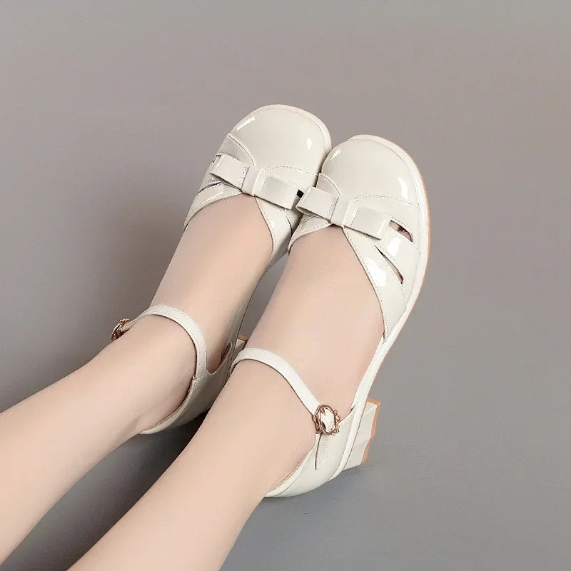 Sandálias de Couro Confortáveis e Elegantes com Laço, Salto Bloco Médio de 4,5cm, Verão 2026, para Escritório, Mães e Uso Diário Feminino