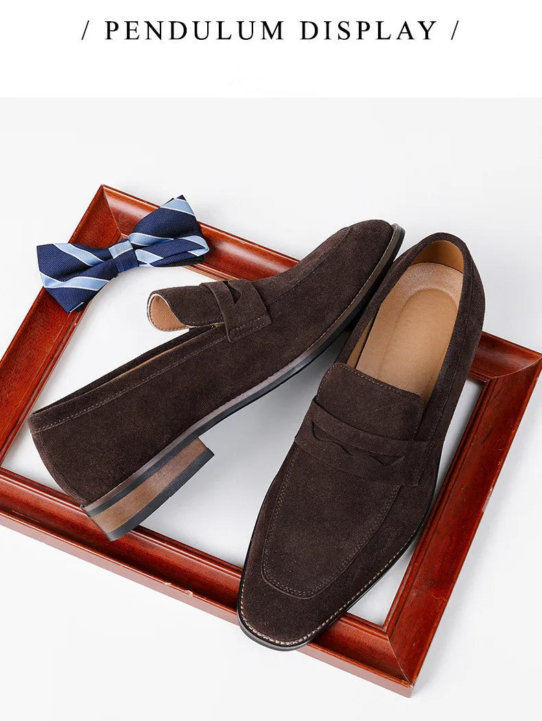 Marca masculina camurça mocassins de couro de vaca sapatos retro deslizamento-on sapatos formais masculinos sapatos de casamento