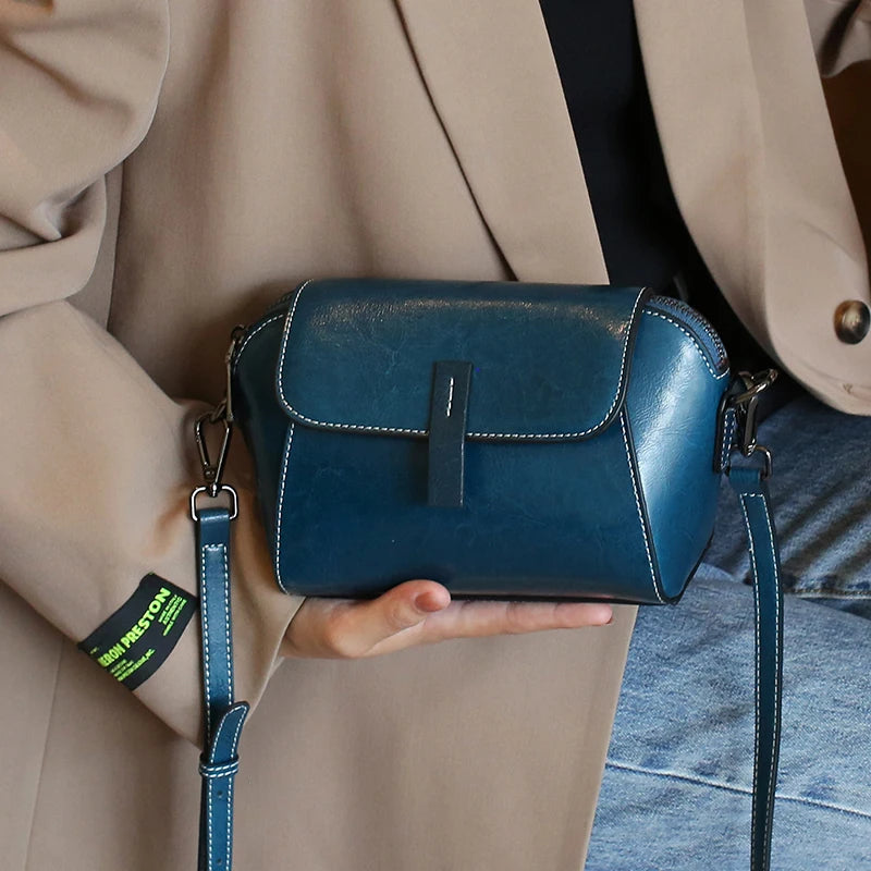 Bolsa transversal pequena de couro legítimo com acabamento em cera de óleo para mulher, bolsa fashion versátil em formato de concha, bolsa casual para celular.