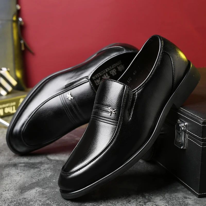 Sapatos casuais masculinos de couro de alta qualidade, confortáveis, leves, mocassins formais, sapatos respiráveis, sem cadarço, para dirigir