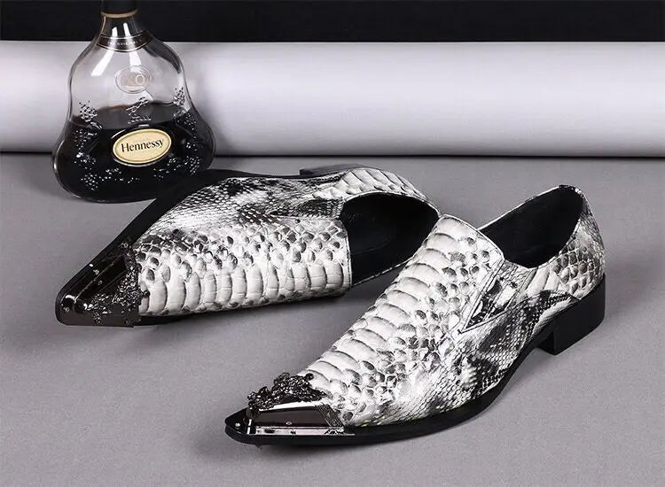 Mocassins britânicos de couro envernizado para homens, sapatos italianos deslizantes, sapatos de vestido marrom, novos, 2024