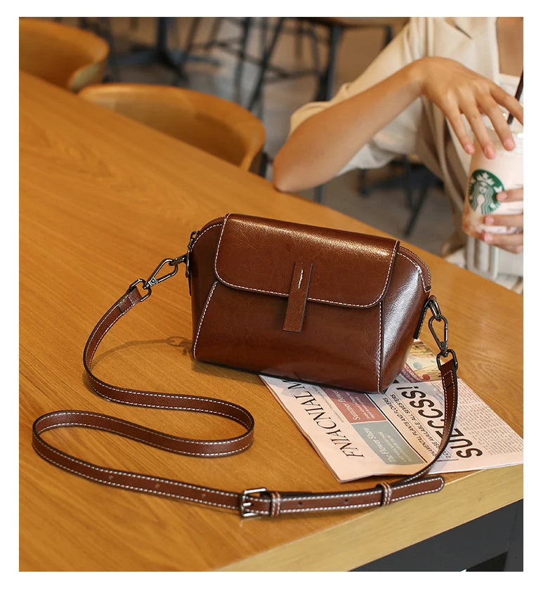 Bolsa transversal pequena de couro legítimo com acabamento em cera de óleo para mulher, bolsa fashion versátil em formato de concha, bolsa casual para celular.