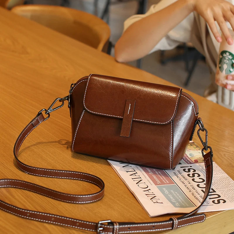 Bolsa transversal pequena de couro legítimo com acabamento em cera de óleo para mulher, bolsa fashion versátil em formato de concha, bolsa casual para celular.