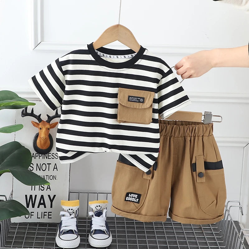 Baby Boys T-shirt listrada e shorts terno, traje casual infantil, roupas de treino infantis, roupas de verão infantil, moda nova, 2pcs set