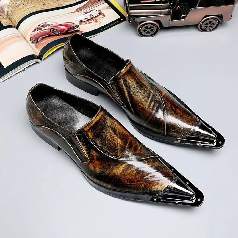 Mocassins britânicos de couro envernizado para homens, sapatos italianos deslizantes, sapatos de vestido marrom, novos, 2024