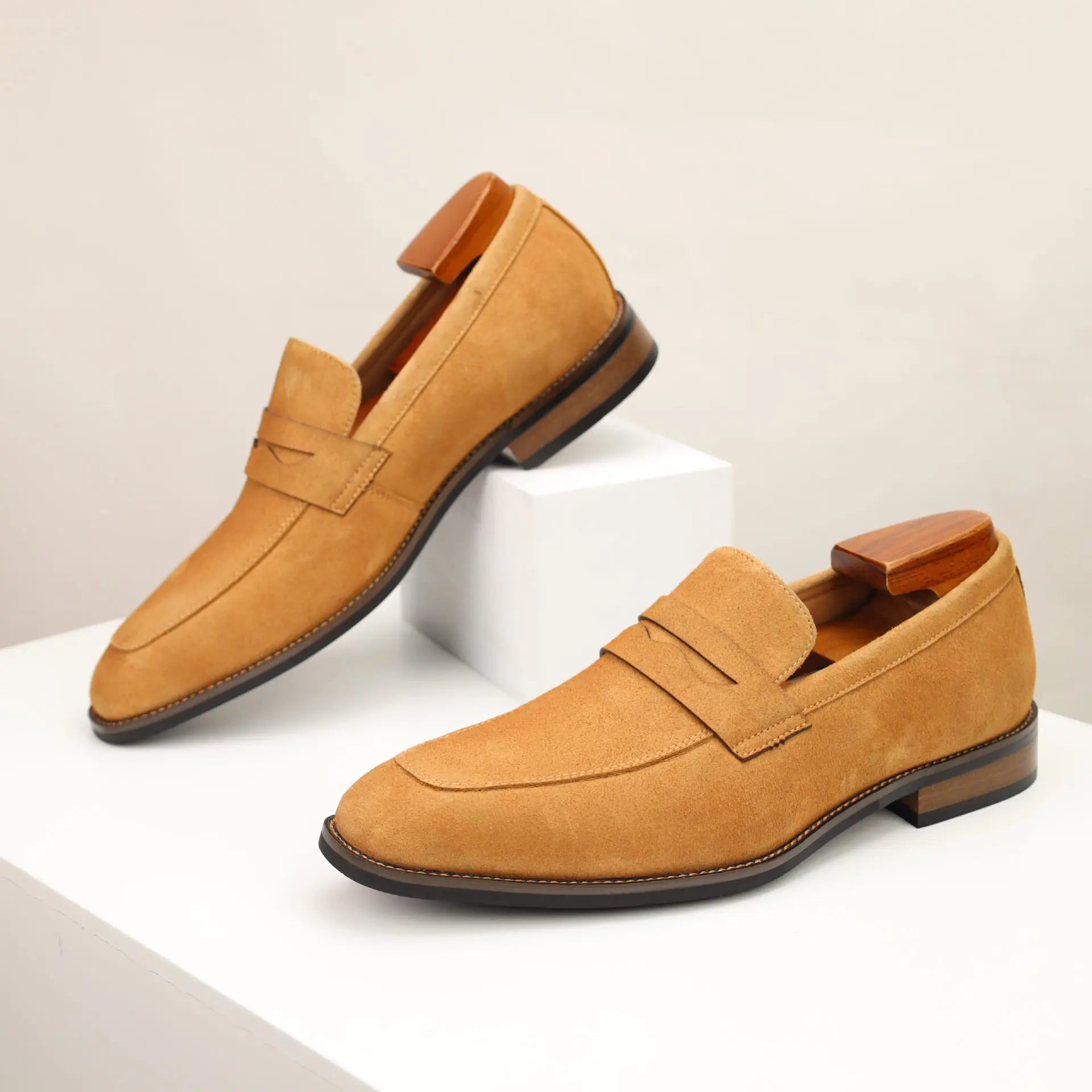 Marca masculina camurça mocassins de couro de vaca sapatos retro deslizamento-on sapatos formais masculinos sapatos de casamento