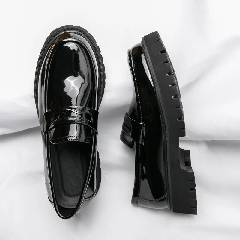 O homem da marca de luxo britânico clássico apontou sapatos vestido dos homens couro patente preto sapatos de casamento oxford sapatos formais moda brilhante