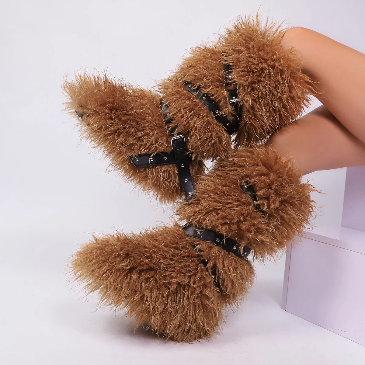 Botas femininas felpudas até o joelho |   Calçado de inverno com detalhes multi-fivela, texturas de leopardo e shearling