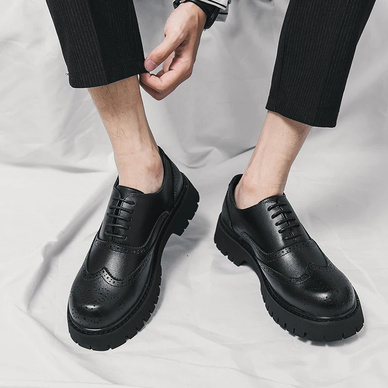 O homem da marca de luxo britânico clássico apontou sapatos vestido dos homens couro patente preto sapatos de casamento oxford sapatos formais moda brilhante