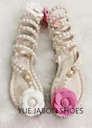 Sandálias luxuosas de verão, flor branca e rosa, sandálias femininas de salto baixo, punk gladiador, com strass, sapatos de festa de casamento