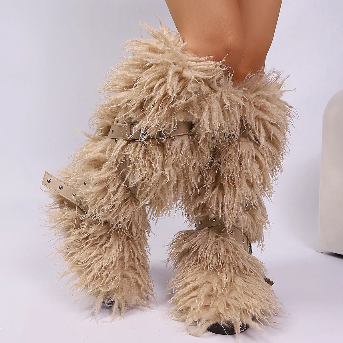 Botas femininas felpudas até o joelho |   Calçado de inverno com detalhes multi-fivela, texturas de leopardo e shearling