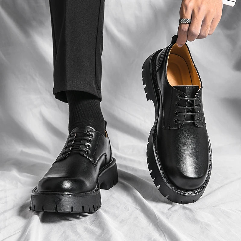 O homem da marca de luxo britânico clássico apontou sapatos vestido dos homens couro patente preto sapatos de casamento oxford sapatos formais moda brilhante