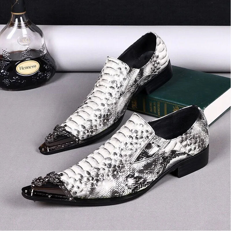 Mocassins britânicos de couro envernizado para homens, sapatos italianos deslizantes, sapatos de vestido marrom, novos, 2024