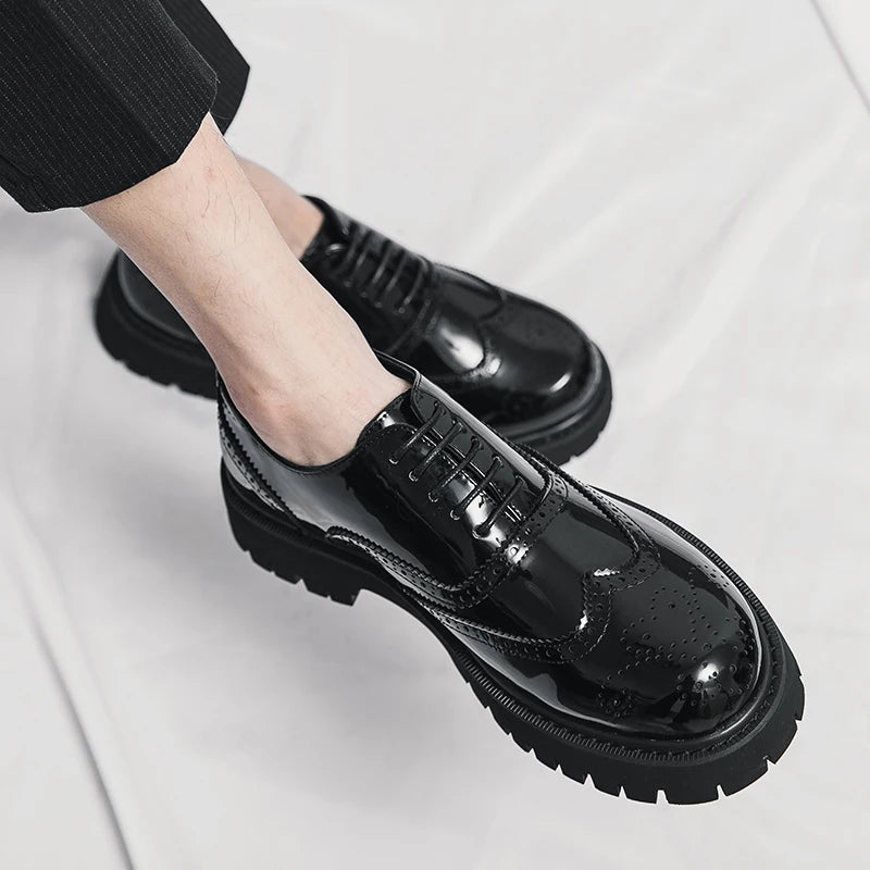 O homem da marca de luxo britânico clássico apontou sapatos vestido dos homens couro patente preto sapatos de casamento oxford sapatos formais moda brilhante