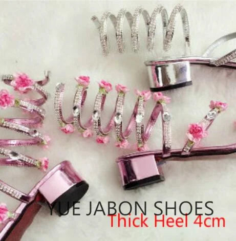 Sandálias luxuosas de verão, flor branca e rosa, sandálias femininas de salto baixo, punk gladiador, com strass, sapatos de festa de casamento