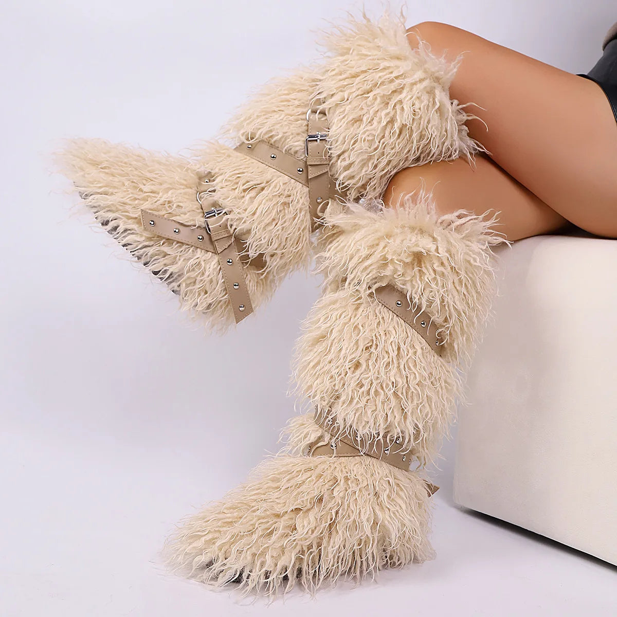 Botas femininas felpudas até o joelho |   Calçado de inverno com detalhes multi-fivela, texturas de leopardo e shearling
