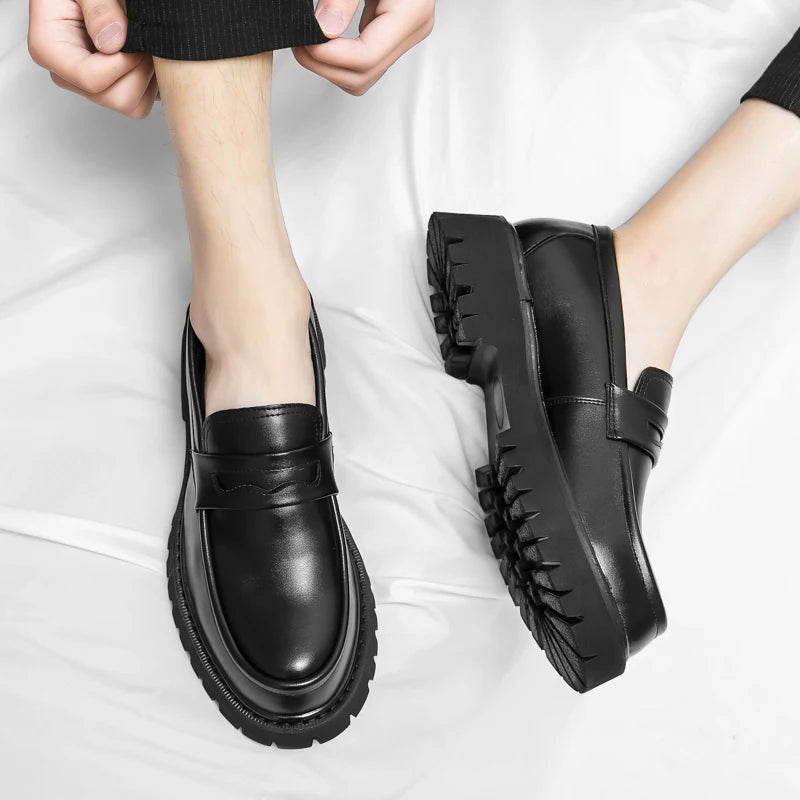 O homem da marca de luxo britânico clássico apontou sapatos vestido dos homens couro patente preto sapatos de casamento oxford sapatos formais moda brilhante
